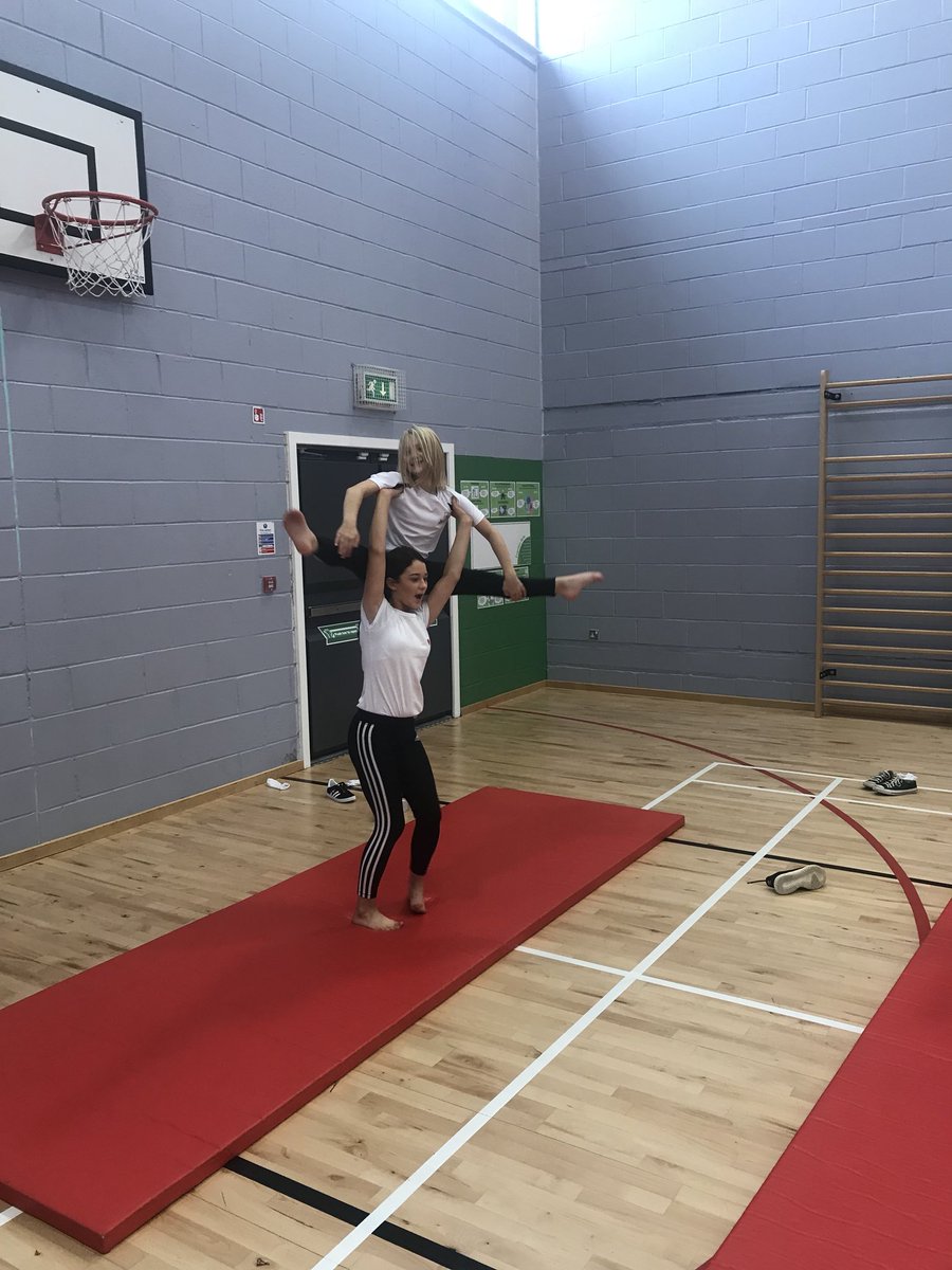 HolyCross_PE's tweet image. Fantastic partner work today in PE from 2E/F girls. #balanceandcontrol