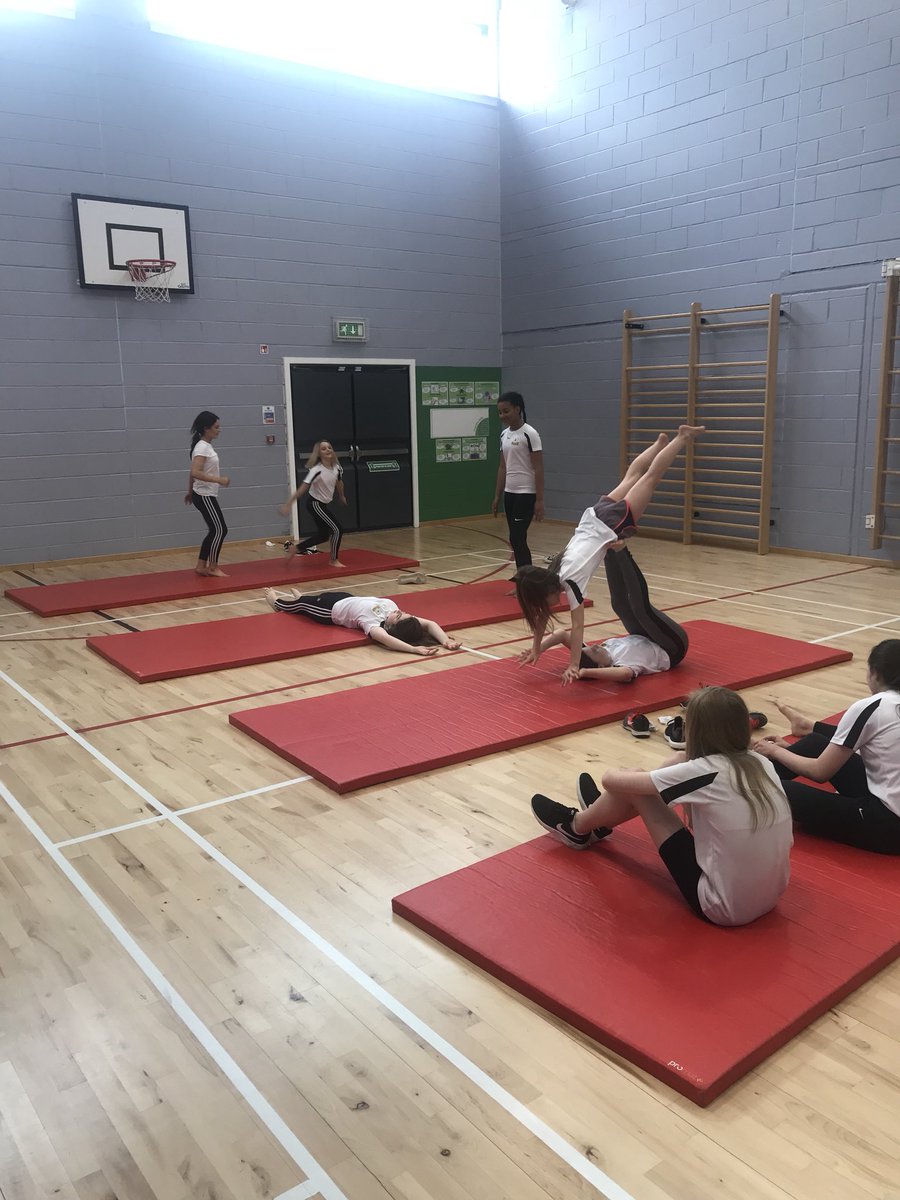 HolyCross_PE's tweet image. Fantastic partner work today in PE from 2E/F girls. #balanceandcontrol