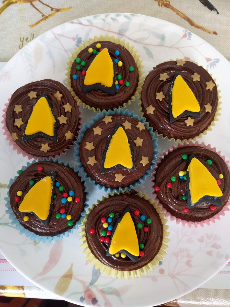 FStewkesbury's tweet photo. I also made some #startrek insignia chocolate cupcakes the other day to play with fondant. That was fun 🖖🏻✨ https://t.co/8ivIpzScyG