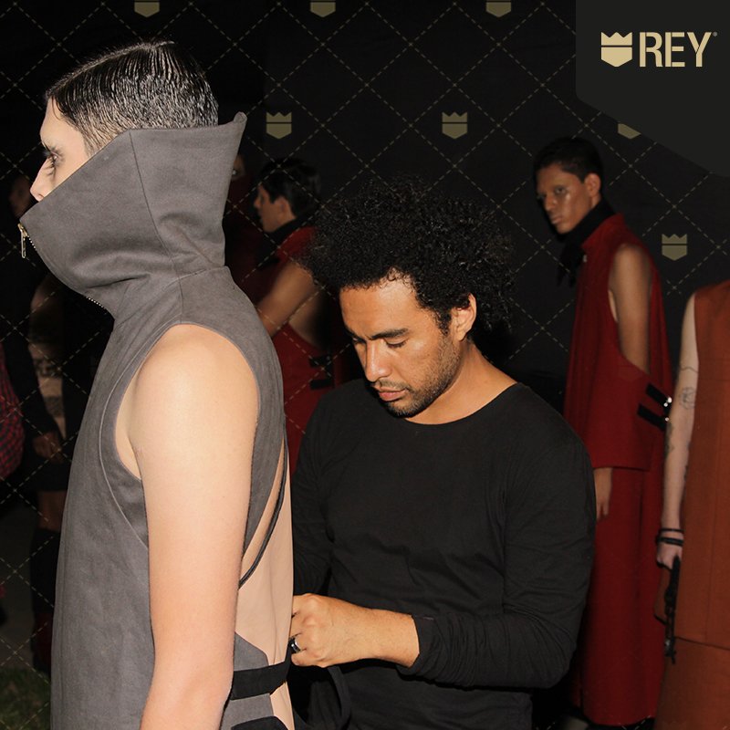zipperREY's tweet photo. HOY CONOCEREMOS MÁS DE @Omarvalladolid
REY: ¿Qué materiales, texturas vemos en tu colección?
OMAR: Esta elaborada en texturas cotidianas como el denim, drill, jersey de algodón y avíos como cierres Rey.
#DiseñadoresRey #ModaRey
#ReyDetallesQueInspiran https://t.co/2VIymzGHex
