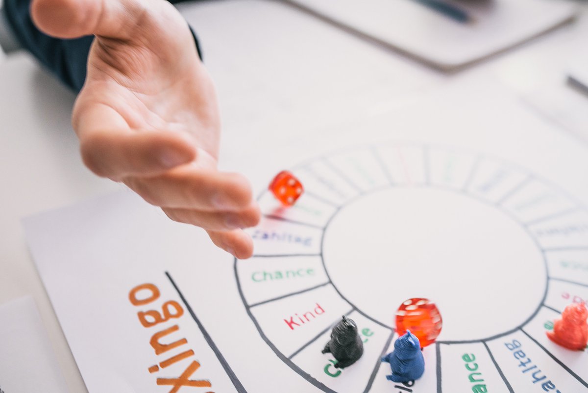 KuriosumVerlag's tweet photo. Wir sind dabei einen neuen Prototypen zu testen 🎲! Es geht darum spielerisch zu lernen mit Geld umzugehen und richtig zu investieren, um finanzielle Freiheit zu erreichen. #kuriosumverlag  #prototyp #finanziellefreiheit #finanzielleintelligenz #brettspiel #boardgame #gamedesign https://t.co/mchzaa89rP