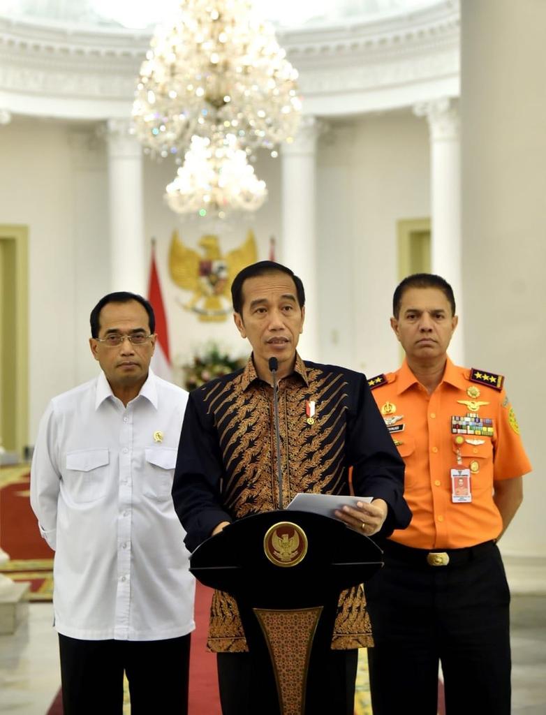jokowi's tweet photo. Di tengah kegembiraan kita seusai merayakan Hari Raya Idulfitri, berita duka datang dari Sumatra Utara. Kapal Motor Sinar Bangun mengalami musibah saat berlayar di perairan Danau Toba, Senin sore lalu.

Untuk itu, saya hendak menyampaikan hal-hal sebagai berikut: https://t.co/8LQGPBAwAN