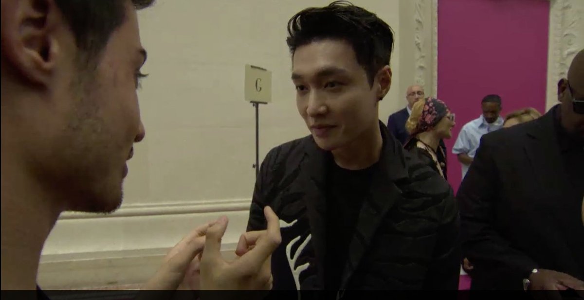 XtweetTRANS's tweet photo. Who is he?
It's our king Zhang Yixing!!!
#LAYxValentino
#VALENTINOMENSS19
#LayZhangVLTN #WelcomeBackToParisLay
#Lay #Yixing #레이 #レイ #อี้ชิง #장이씽 #ييشينغ #ییشینگ#Исин https://t.co/Cv2vHMhjLQ
