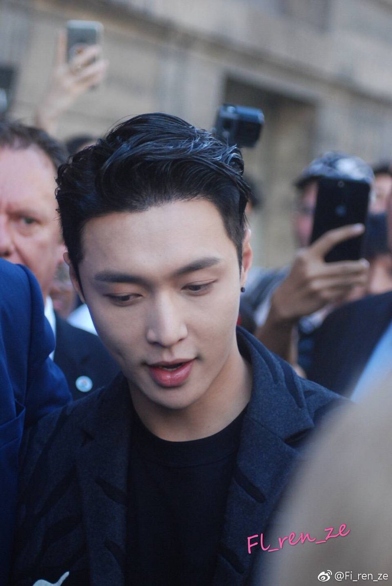 eternallyixing's tweet photo. yixing looks effortlessly flawless
#ValentinoxLay #ValentinoMenSS19 #WelcomeBackToParisLay #SHEEPInParis #yixing @weareoneEXO https://t.co/y0kPUsD8nM