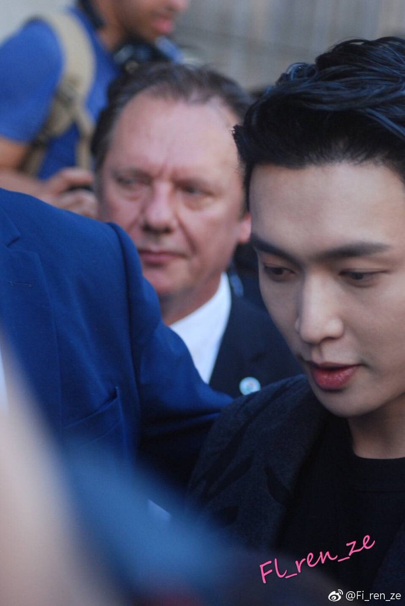 eternallyixing's tweet photo. yixing looks effortlessly flawless
#ValentinoxLay #ValentinoMenSS19 #WelcomeBackToParisLay #SHEEPInParis #yixing @weareoneEXO https://t.co/y0kPUsD8nM