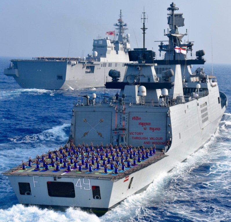 indiannavy's tweet photo. #AYUSH #ZindagiRaheKhush Yoga being practiced at high seas with Japanese Navy @JMSDF_PAO JS Ise &amp; INS Sahyadri to commemorate #IDY2018 @DefenceMinIndia @nsitharaman @moayush https://t.co/4SCs46XxXo
