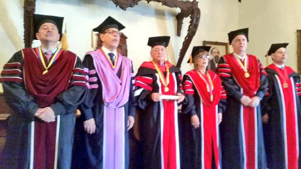 #Ahora exrector Aníbal Rueda: "El claustro nos convoca, este Paraninfo ha sido testigo de triunfos. Del ejercicio grato Profesional pero jamás me imaginé estar aquí recibiendo el doctorado Honoris Causa de la <a href="/UCarabobo/">Universidad de Carabobo</a>" #LeeTiempoUC