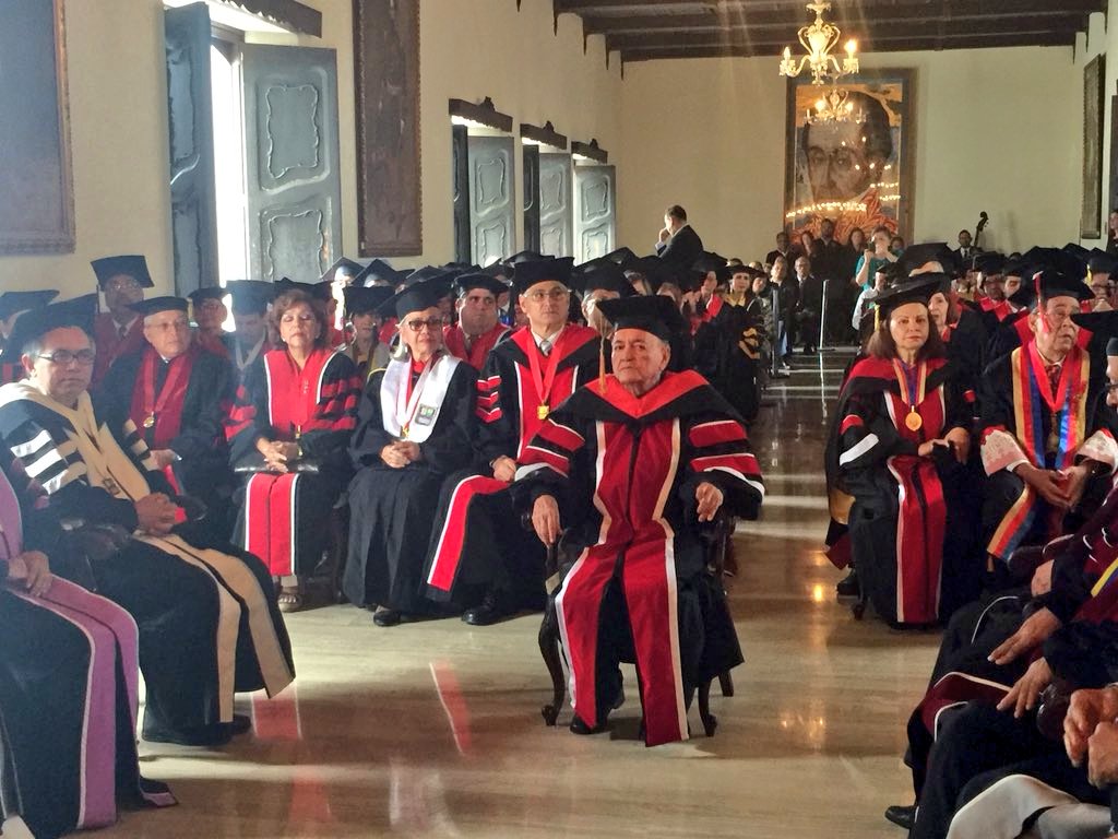 #Ahora exrector Aníbal Rueda: "Tomé de las manos de la enseñanza, recibo el título más preciado, con el cual soñé y que aún no determino si lo merezco o no" #LeeTiempoUC