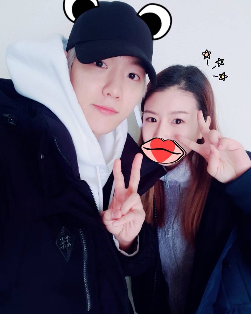 Light Baek On Twitter 18 06 20 هذه المعجبة قامت بأخذ سيلكا مع بيكهيون في سنة 2017 ايض ا W