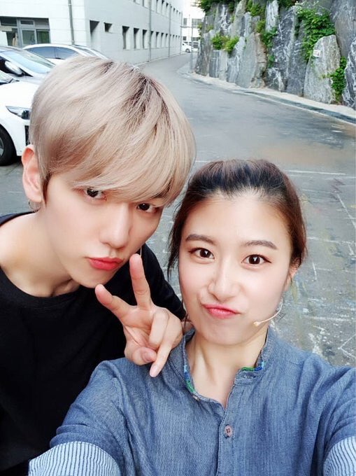 Light Baek On Twitter 18 06 20 هذه المعجبة قامت بأخذ سيلكا مع بيكهيون في سنة 2017 ايض ا W