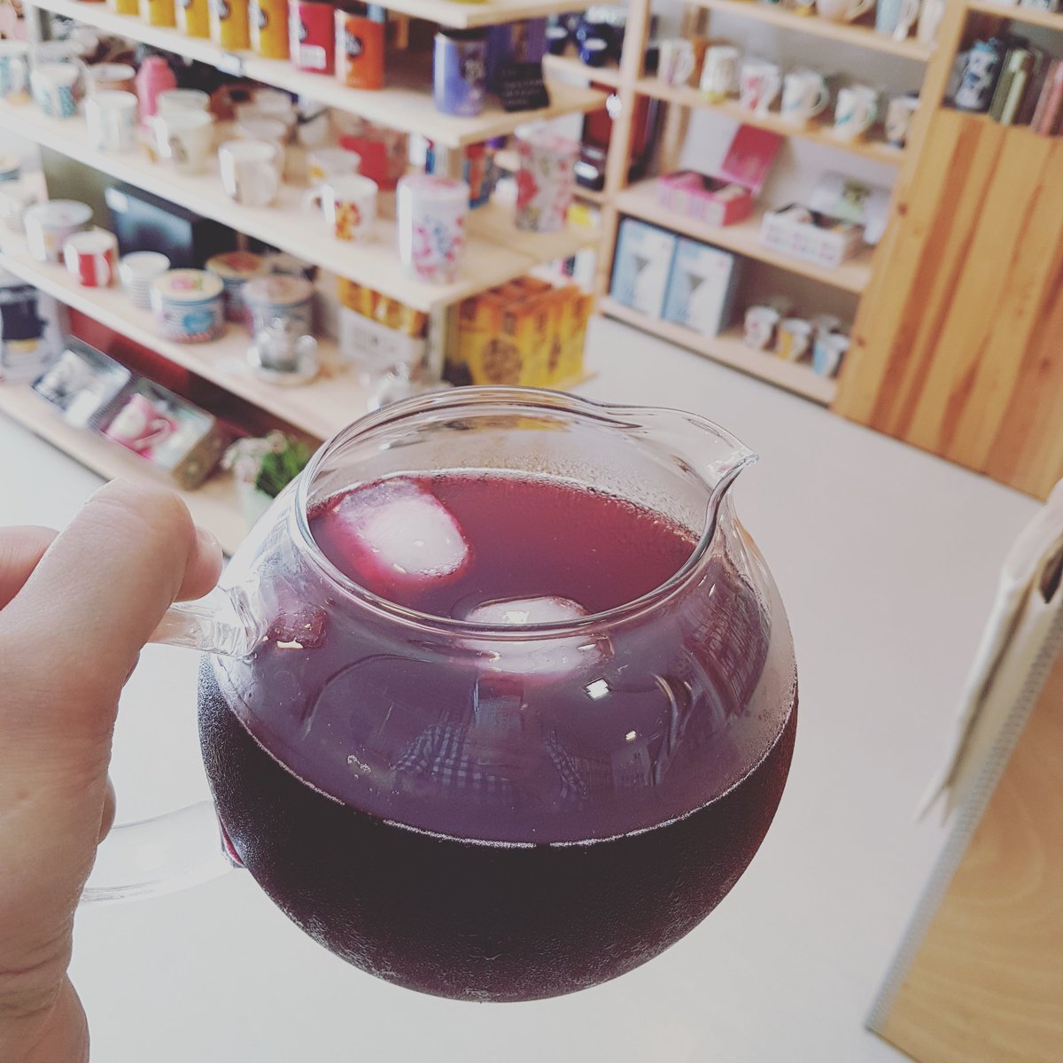 TeafortwoLugo's tweet photo. Marchando otra jarra bien fría ❄️ ❄️ para los que os acerquéis hoy por la tienda os podáis refrescar un poco 😥😥
#teafortwo #infusiones #tehelado #infusionfria #refresconatural #refrescante #vegano #natural #icetea https://t.co/Bp9RCTBNfJ