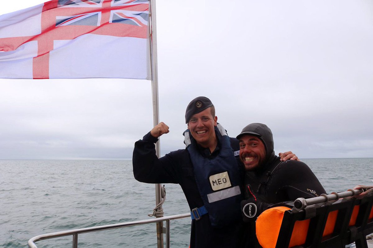 Thumbs up from LET(ME) David Thomas as strongman <a href="/RossEdgley/">Ross Edgley</a> enjoys a brief rest with <a href="/RoyalNavy/">Royal Navy</a> patrol boats <a href="/HMSCharger/">HMS CHARGER</a> &amp; <a href="/HMS_Biter/">HMS Biter</a> on the 20th day of an epic swimming challenge… set by the <a href="/RoyalMarines/">Royal Marines</a> ow.ly/jc1930kArLL #GreatBritishSwim <a href="/RedBullUK/">Red Bull UK</a>