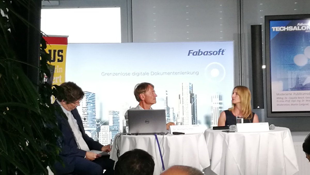 Fabasoft's tweet photo. Informatik-Unterricht in der AHS ist oft nur das Erlernen von Anwendungssoftware. Das hat mit dem Informatikstudium nichts zu tun, schafft aber falsche Vorstellungen bei den Schülern. #FabasoftTechSalon https://t.co/KDTdmvgBtb