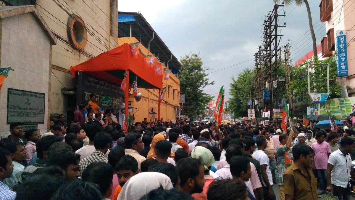 BJPSouth24PgsE's tweet photo. আজ বারুইপুরে SP অফিসের সামনে দঃ ২৪ পরগনা  পূর্ব জেলার তরফ থেকে ডেপুটেশন ও অবস্থান বিক্ষোভ, উপস্থিত মাননীয় দিলিপ ঘোষ এবং রাজ্য এবং জেলার নেতৃবৃন্দ । https://t.co/nAI3JXDzR2