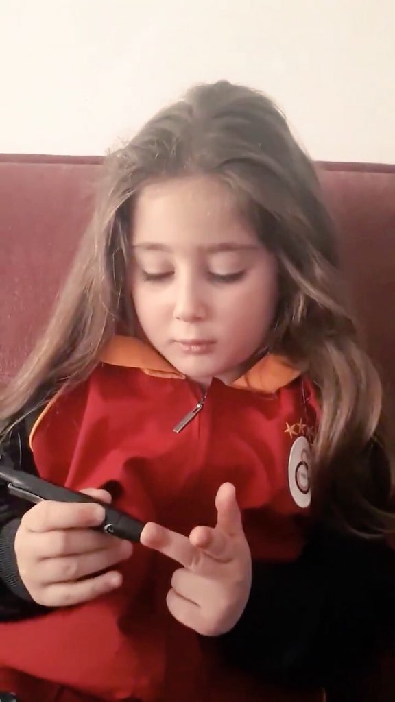 ebargan1's tweet photo. İğne ile parmağını delen, sonra kan çıksın diye o parmağı sıkan ve bunu her gün. 
Günde bilmem kaç defa yapan bir çocuk düşünün.
Belli bir yaşa kadar çocuklarımızın her türlü sağlık masrafını şartsız şurtsuz devlet karşılaşmalı 
Bu çocuklar bizim geleceğimiz.
#oylarsensöre https://t.co/pVOjuX5hXb