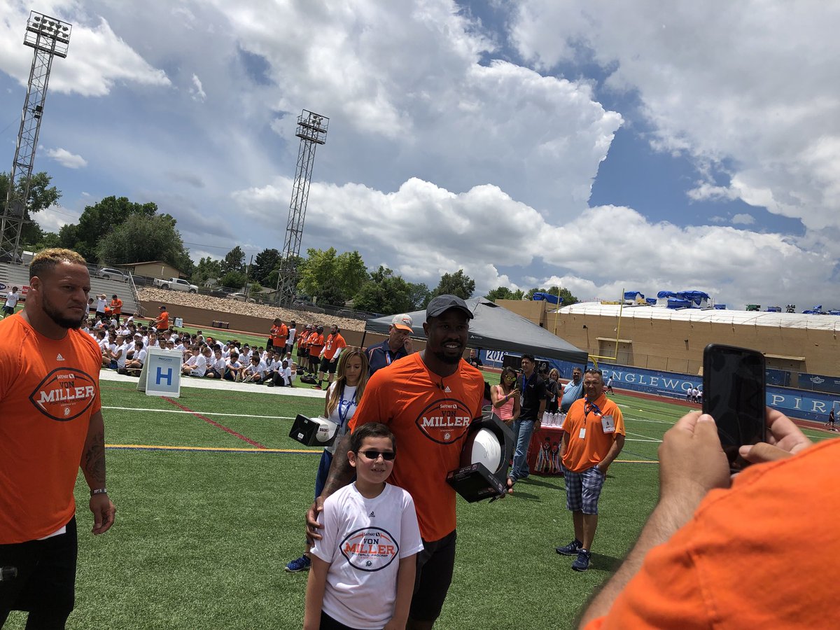 nickypechin's tweet photo. #CloserToPro @CitiPrivatePass @ProCamps @VonMiller #CloserToPro Making all their wildest dreams come true. https://t.co/VgNDz95cSg