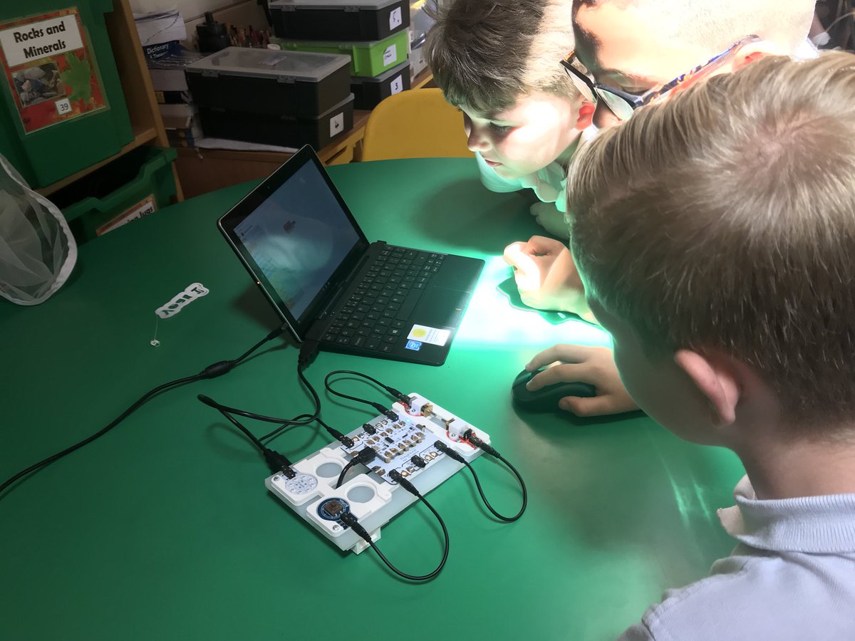 Miss_woodx's tweet photo. A great afternoon for 3 Donaldson enjoying their computing workshop, programming and coding, thank you so much to @AbbotsALSA π»πΉ#abbotscomputing https://t.co/dkHG3SXm1s