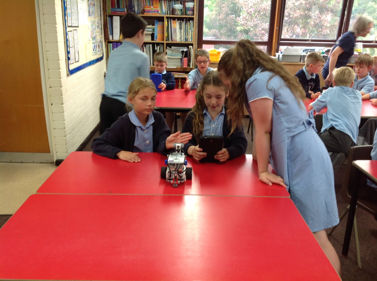 MissGY4's tweet image. We enjoyed working with the Lego Rovers @greenparkschool #gpscomputing