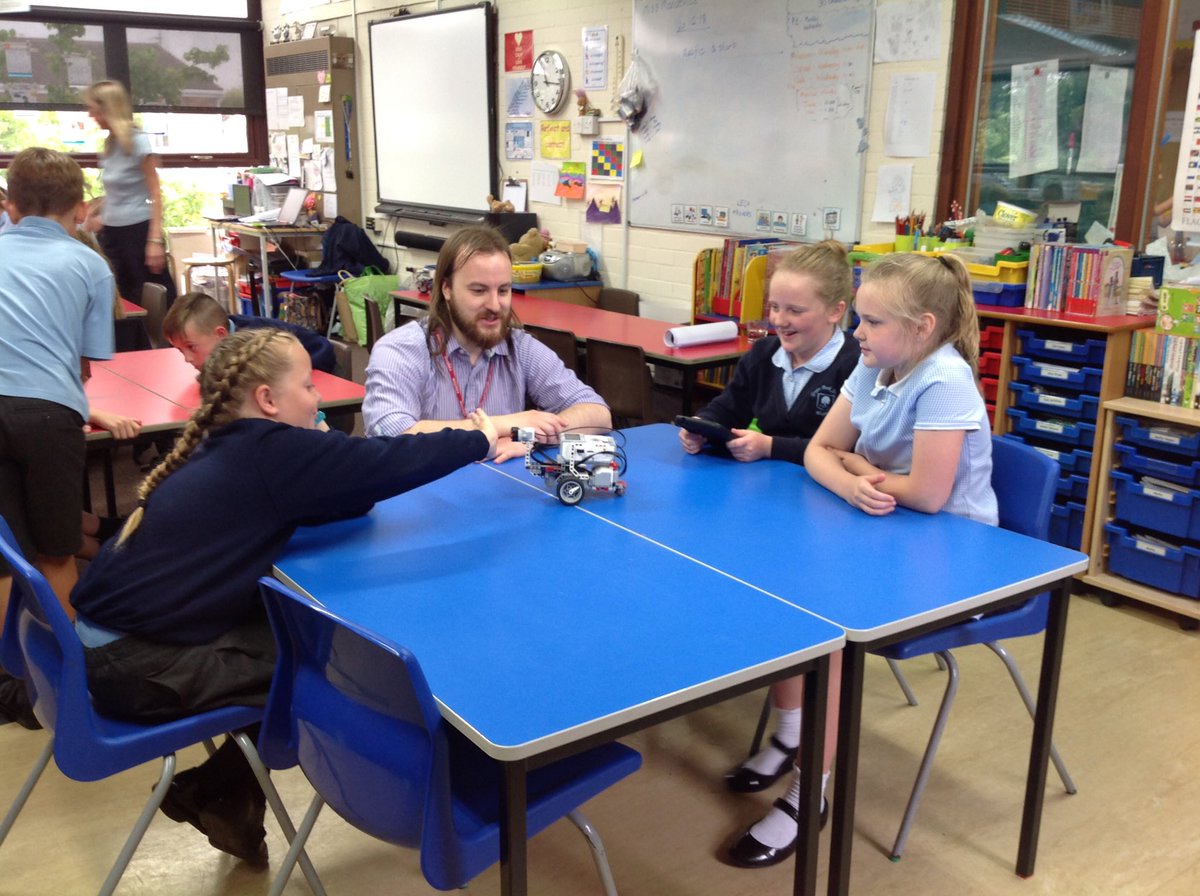 MissGY4's tweet image. We enjoyed working with the Lego Rovers @greenparkschool #gpscomputing