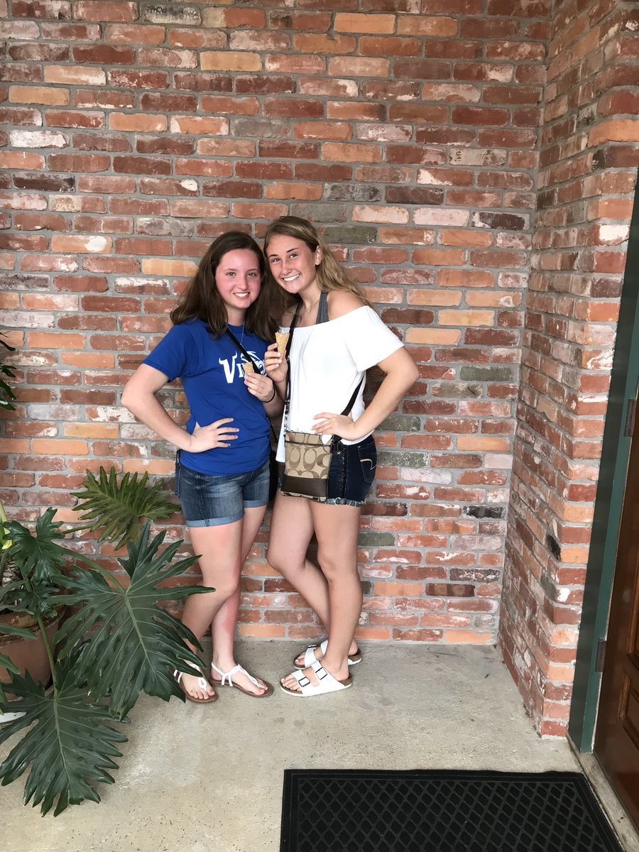 _emmaaasmith_'s tweet photo. happy birthday @keating_stacey !! miss u &amp; can’t wait to make more memories with u!! ily!💘💘 https://t.co/rijweJrBvH