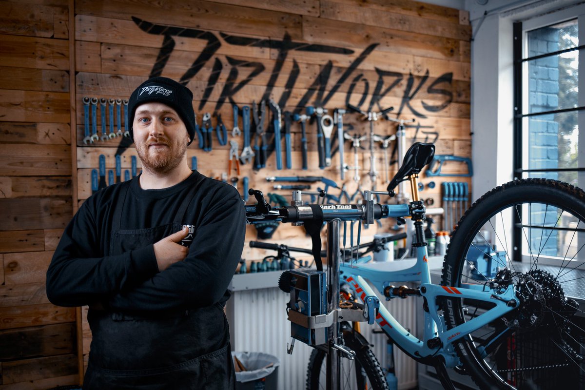 EDANDADPHOTO18's tweet photo. Pawel has been working on personal project in relation to sport and fitness. The project is about creating corporate portraits of business owners in the sport sector. Recently @pawel_pikor captured a MTB workshop based in Malvern. Check out more on our Instagram! https://t.co/OoCE0jbVbt