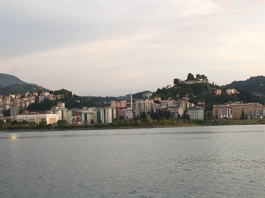 KRALFAYSAL1923's tweet photo. Yeni Nesil Binalarla Etrafı çevrili Tarihi #RizeKalesi  #Rizecastle ve surları https://t.co/N03UJa5Gul