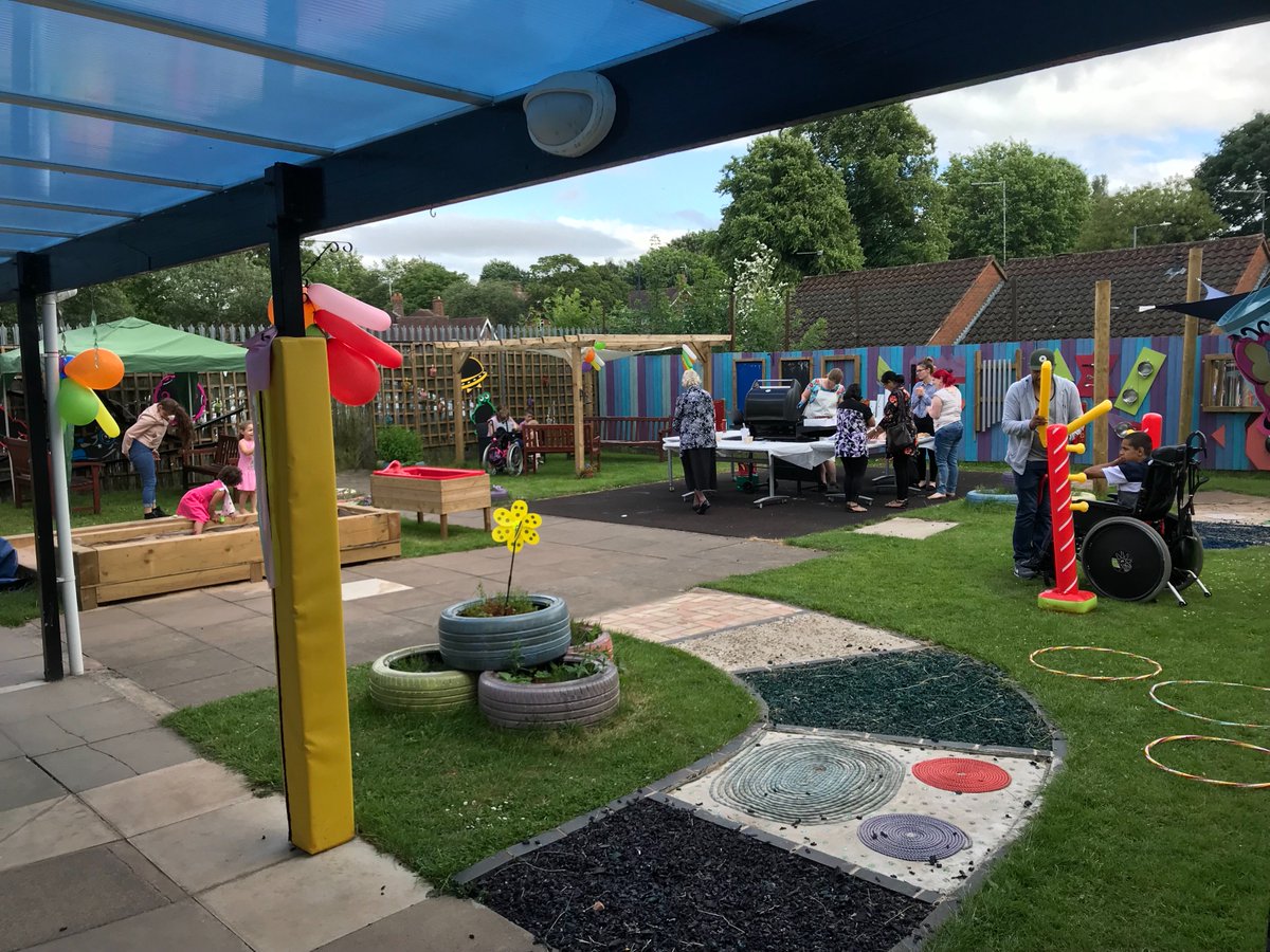 PAJ_MM's tweet photo. ☀️ Not sure Kay’s going to let me have a third 🍔so I’ll have a 🌭 instead 🙄 and @GemmaWeston10 can treat me to a 🥤if she expects me to 🕺🏻#BBQ #FamilyCares #LearningDisabilityWeek2018 https://t.co/80IEKJIRtF