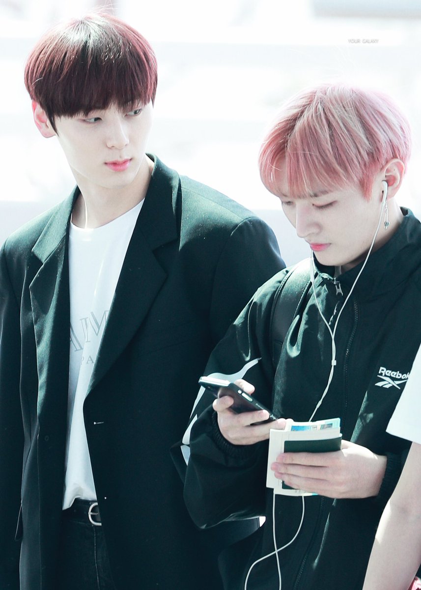 YourGalaxy_89's tweet photo. 궁금하다🤭🧐뭘 봤어요? 

#황민현 #민현 #워너원 #WANNAONE #HWANGMINHYUN #MINHYUN https://t.co/gRY2PqWU20