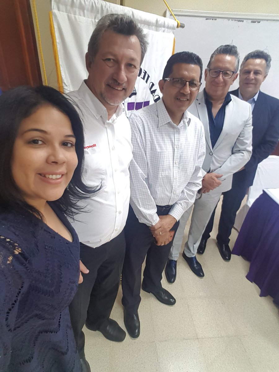 LyndaLuna06's tweet image. Retos Actuales y Futuros  del Profesional de la Logística @utppanama #DTSolutions