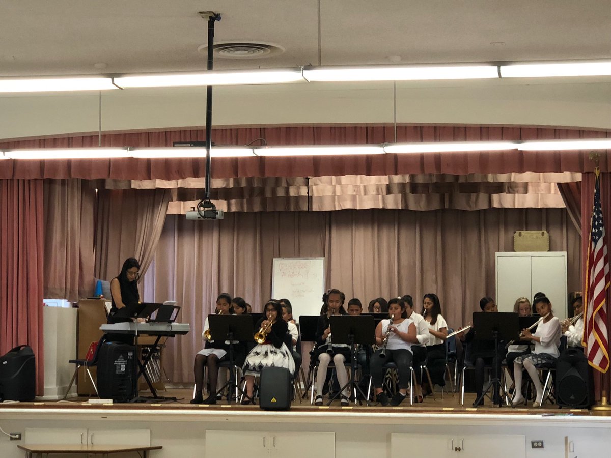 RomeroMls's tweet photo. Hueneme Elementary Band playing the theme to ‘Chariots of Fire!” Awesome effort! #huenemebolts #hesdpride https://t.co/iQikdDX6Aw