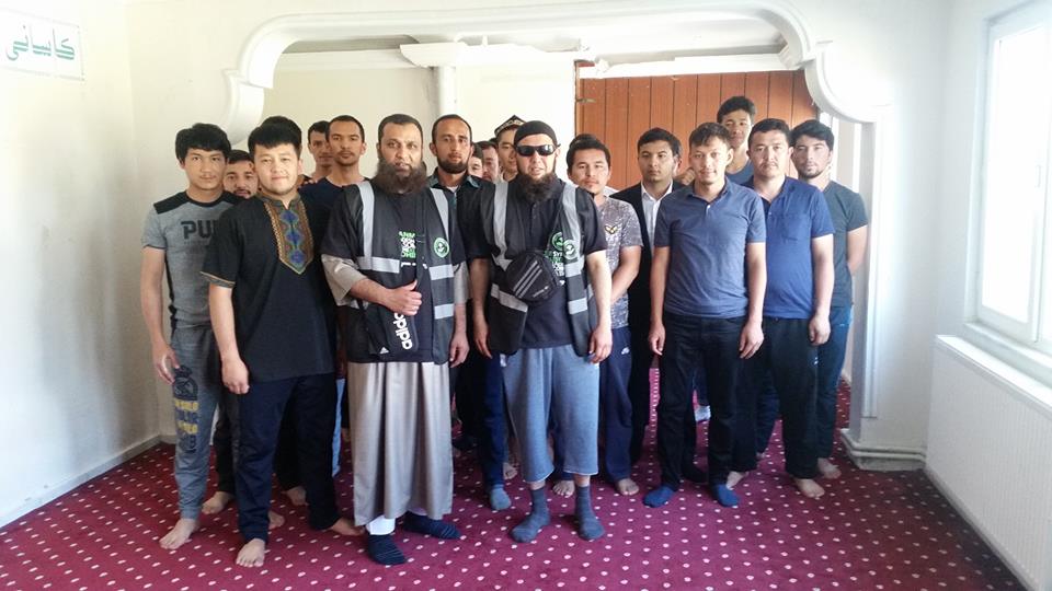 GiftingHumanity's tweet photo. GiftingHumanity in Turkey distributing to Uyghur Community Orphans girls boys and widows fleeing #persectuion from west china - 20th June 2018

#GiftingHumanity #Poverty #Leicester #Charity #Poor #Help #togetherness, #Aid #Foodpacks #WaterPumps #Help #Community #orphan #Turkey https://t.co/2ilNpLo0cI