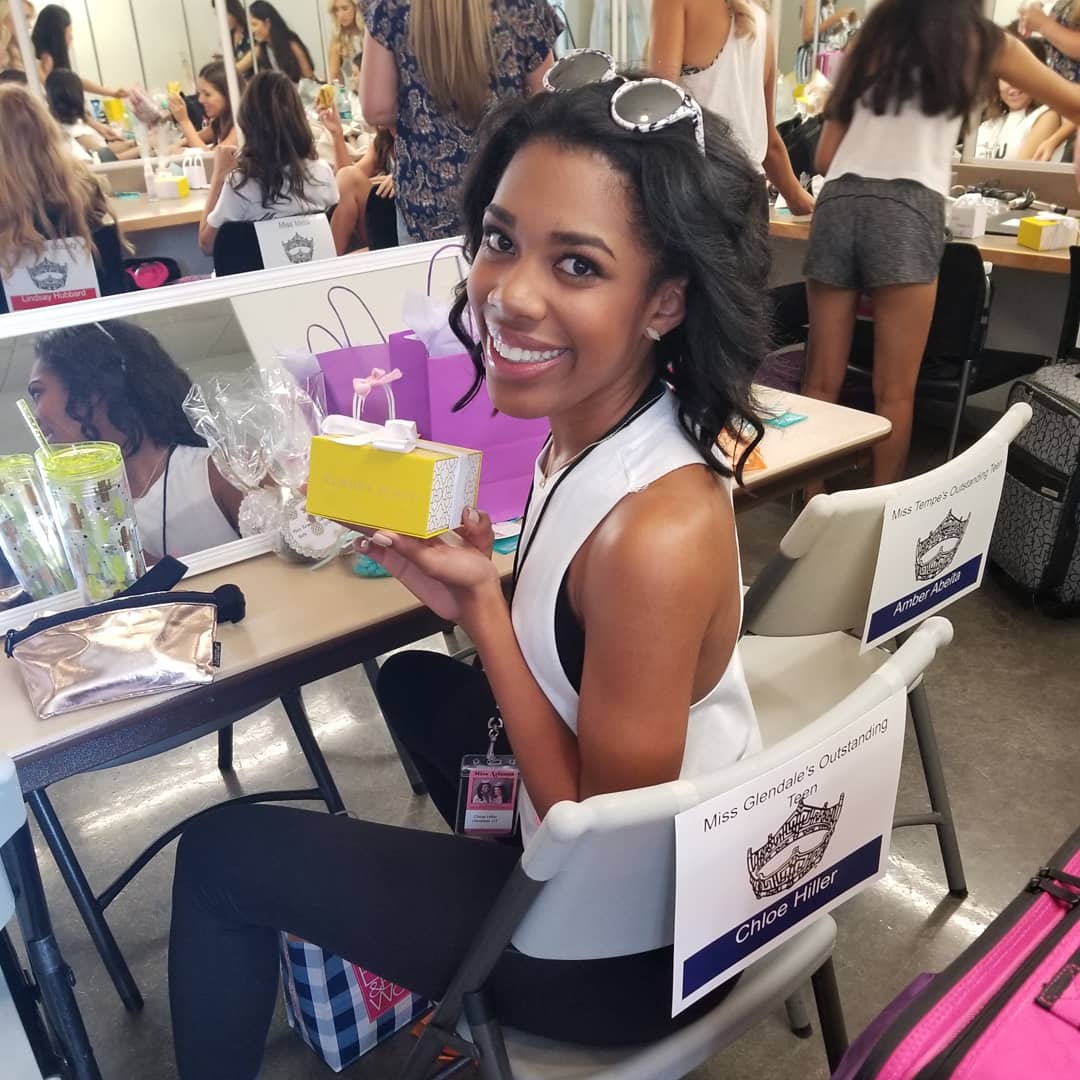 MissGlendaleOT's tweet photo. Checked in and ready to rock @missazorg state week!! Thank you @KendraScott for the gift, you are an amazing #sponsor 💛  #MissAZ2018 #MAOTeenAZ #LIMITLESS #WhoWillSheBe #MissGlendaleOT #TeamNPG #MissGlendaleOT2018 #MAOTeen #LetsGoClo #TeamChloé #GirlsDreamBelieveandAchieve https://t.co/i0IL0yr1V1