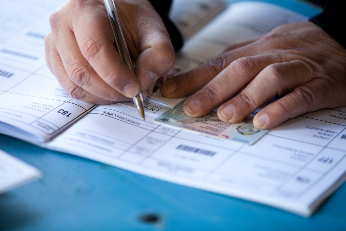 ¡Recuerda! Puedes realizar los siguientes trámites en el Servicio Electoral, tanto desde Chile como el extranjero 👉 goo.gl/bZSkkH. Están disponibles de forma presencial y online📱