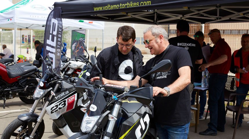 VoltaMotorbikes's tweet photo. El fin de semana más motero de Barcelona fue un éxito para Volta Motorbikes. Mira lo que fue el Solo Moto Weekend el pasado 8, 9 y 10 de junio. Más info en https://t.co/5E2wPNt4uT. 
#solomoto #voltamotorbikes #barcelona https://t.co/rFhy7Ehw7Z