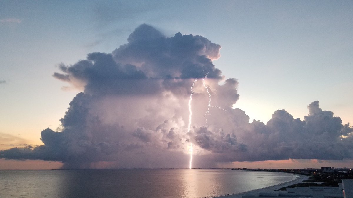 WilliamHuizinga's tweet image. Wow, wat een fantastische foto! 👌🏻📸 Fort Myers Beach, by @AJoyfulLeader 📸 #weerfoto #weatherphoto