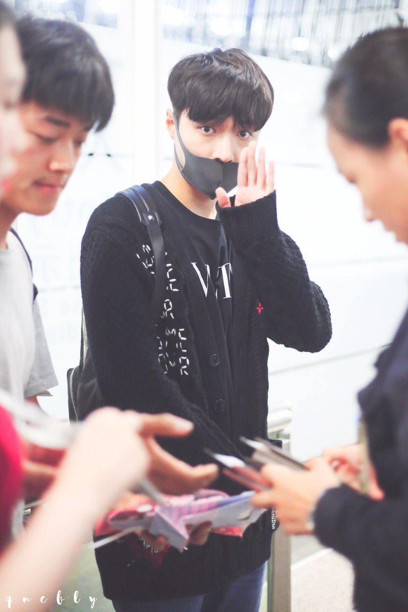 iMgniX's tweet photo. Yixing "I'm Lay" #LAYxValentino #ValentinoxLAY #VALENTINOMENSS19 #SHEEPinParis https://t.co/CDnNmB3VtD https://t.co/7xwK6iPYV9