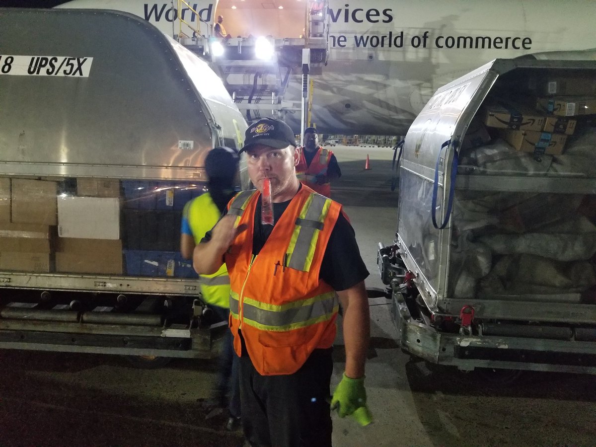 DSimkin87's tweet photo. PHL Twilight and Night Ramp employees cool down with freeze pops. #staycool #Hydration #ChesapeakUPSers @MicaelSorden  @UPSSafetyKim @beans6813 https://t.co/bBifcSPk0V