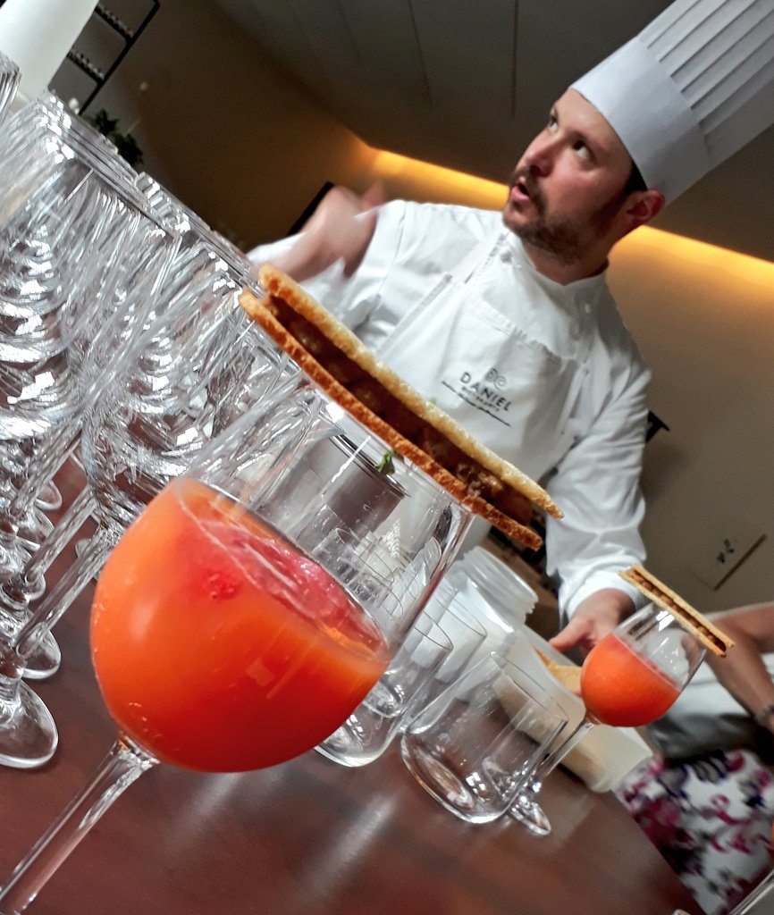 Marco_K18's tweet photo. #DrinkUtDes #Milano @RistoDanielMil #social e antispreco. L’#aperitivo più chic dell’estate 2018: pane per un cocktail: #Grattachecca succo d'arancia e campari https://t.co/rMDeR1QUNu