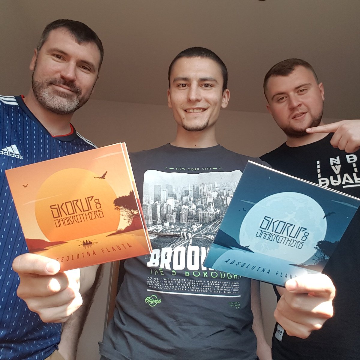 Płytki wyjechały z tłoczni i powiem Wam, że prezentują się kozacko! :) Dostępne są w dwóch wersjach kolorystycznych. Wersja niebieska zawiera dodatowe CD z instrumentalnymi wersjami utworów :)
Wersja niebieska:
maxflosklep.pl/pl/p/DELUXE-Sk…

Wersja pomarańczowa:
maxflosklep.pl/pl/p/STANDARD-…