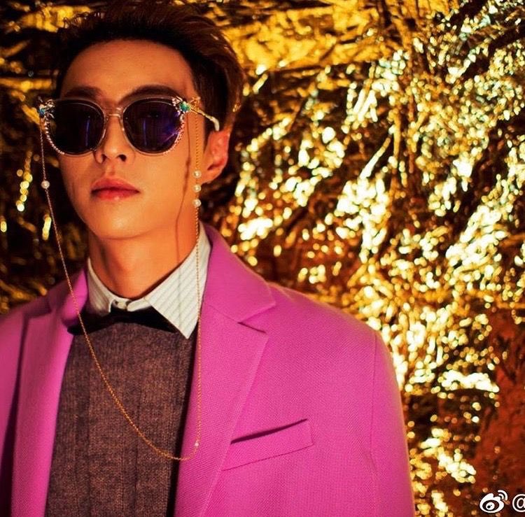 iMgniX's tweet photo. Yixing "Boss" #LAYxValentino #ValentinoxLAY #SHEEPinParis #VALENTINOMENSS19 https://t.co/KMiH96I442 https://t.co/wqd5aZH8gH