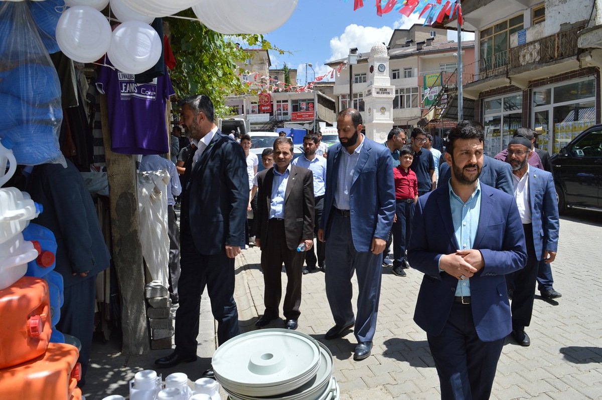 HudaParBitlis's tweet photo. Milletvekili adaylarımız, seçim çalışmaları kapsamında, kalabalık bir heyetle birlikte Hizan ilçe halkımızı ve esnafımızı ziyaret ederek, 24 Haziran seçimleri için destek istediler. https://t.co/LiqKDw6QSV