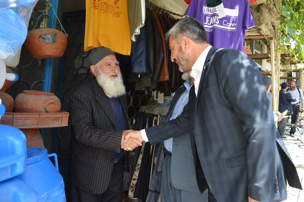 HudaParBitlis's tweet photo. Milletvekili adaylarımız, seçim çalışmaları kapsamında, kalabalık bir heyetle birlikte Hizan ilçe halkımızı ve esnafımızı ziyaret ederek, 24 Haziran seçimleri için destek istediler. https://t.co/LiqKDw6QSV