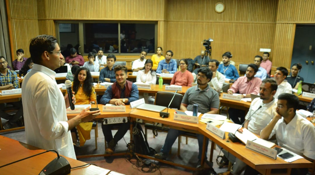 DeependerSHooda's tweet photo. What a joy to turn into a teacher every once in a while!
Gave a lecture on the 'Politics of Agrarian Distress' to a very talented bunch of youngsters participating in #FutureofIndia Fellowship Program by @nsui
Kudos to @nsui for this putting this great program together!
@guptar https://t.co/MUkCs3cI8S