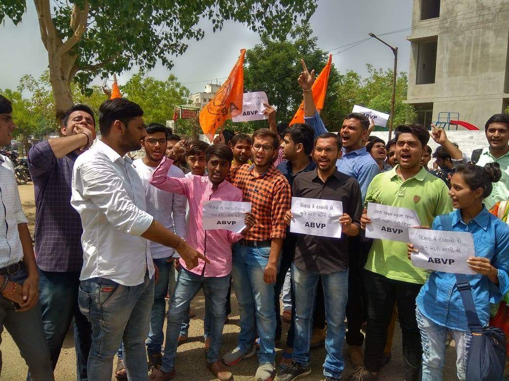 iMaulikDesai's tweet image. જાહેર ચેતવણી : 
ગૂજરાત માં જ્યાં જ્યાં ફી બાબતે બાળકો ને હેરાન કરવામાં આવશે ત્યાં ત્યાં આવી હાલત થશે.. 
ગુરૂ પૈસા માટે રાક્ષસ બનશે તો ABVP તેનું ભક્ષણ કરશે.
#FRC #FeeRegulation
@vijayrupanibjp @BhupendraSinh1 @shriniwas_hr @SunilAmbekarM @surendrangp @aazad_official @dgunjalabvp