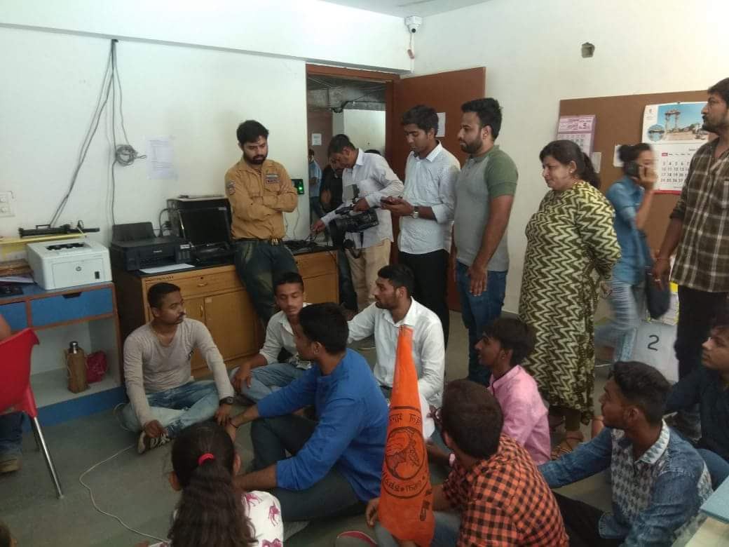 iMaulikDesai's tweet image. જાહેર ચેતવણી : 
ગૂજરાત માં જ્યાં જ્યાં ફી બાબતે બાળકો ને હેરાન કરવામાં આવશે ત્યાં ત્યાં આવી હાલત થશે.. 
ગુરૂ પૈસા માટે રાક્ષસ બનશે તો ABVP તેનું ભક્ષણ કરશે.
#FRC #FeeRegulation
@vijayrupanibjp @BhupendraSinh1 @shriniwas_hr @SunilAmbekarM @surendrangp @aazad_official @dgunjalabvp