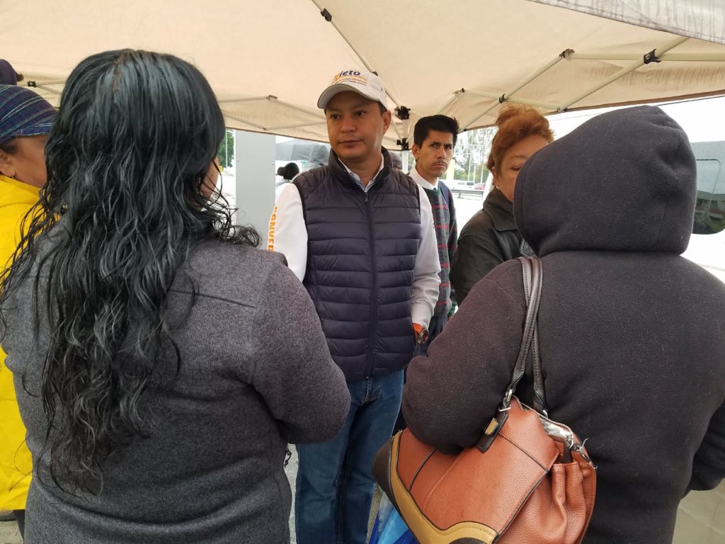 IvanNietoQro's tweet photo. Día 38. Desde muy temprano entregamos nuestras propuestas mano en mano, esta vez en la parada de camiones enfrente del corporativo Santander! #IvanNietoPresidente #VotaConvergencia #VisionResponsable #SeNotaLaDiferencia @Por_Queretaro @EduardoElMelo @QroConvergencia @FabianNQro https://t.co/c2b6QFqljQ