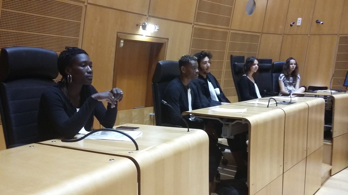 e2cGironde's tweet photo. Exceptionnel moment avec la fin de cette #activitecitoyenneE2CBMA "ComprendreLaJustice". Simulation d'un procès au TGI de Bordeaux par le Gr.22 devant l'ensemble de l'#E2CBMA. Bravo c'était génial https://t.co/uQOVeDluB8
