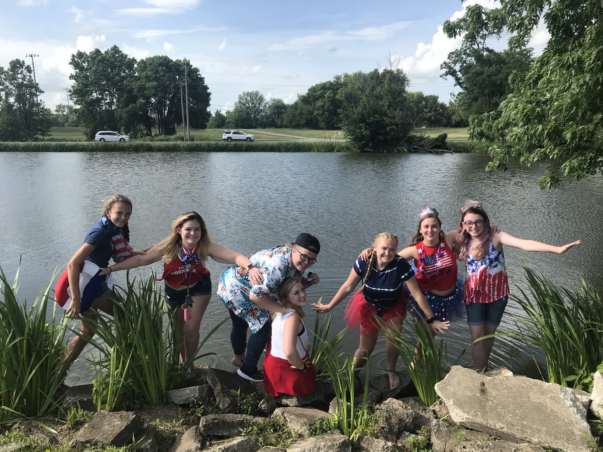 Sydthemoore's tweet photo. Meridian wants you to know no one fell in but Claire may have tetanus... #ybrocks https://t.co/5lsiCV59C0