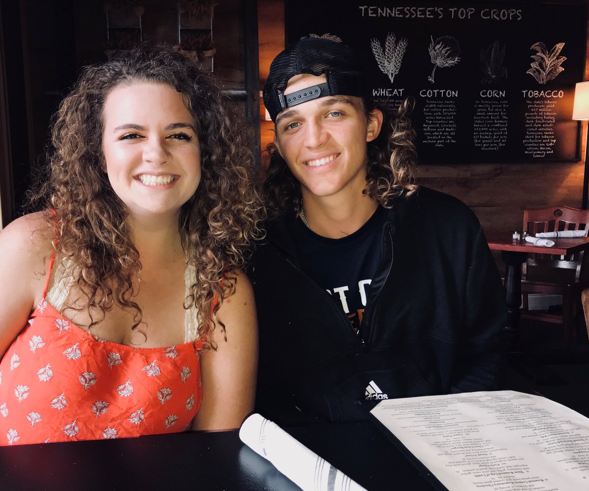 LauraFristoe's tweet photo. Fun times @EllendalesEats with #cousins @alouiscious &amp; @jacksonfristoe6 🎸in Music City‼️ https://t.co/9U8tyD0aZh