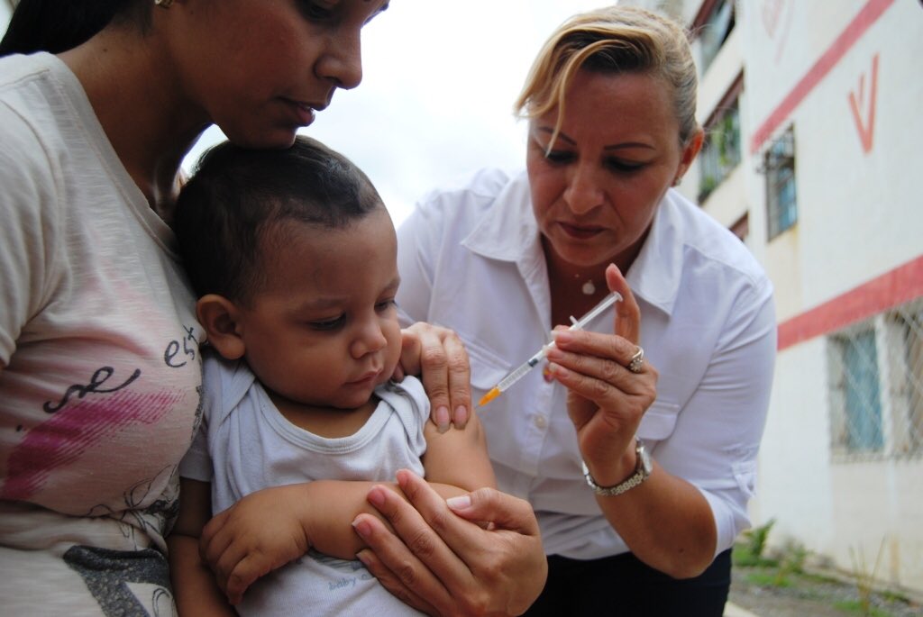 LuisLopezPSUV's tweet photo. GUÁRICO l Gobierno de @NicolasMaduro hace entrega de medicamentos gratuitos y jornada de vacunación en el Urbanismo Hugo Chávez, municipio Roscio. @josemvasquez #UnAñoDeChambaJuvenil https://t.co/01Y7jkjGn1